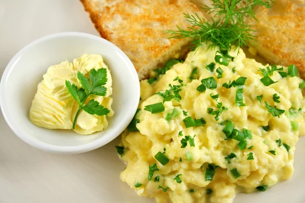 Huevos revueltos con mantequilla y tostadas —  Fotos de Stock
