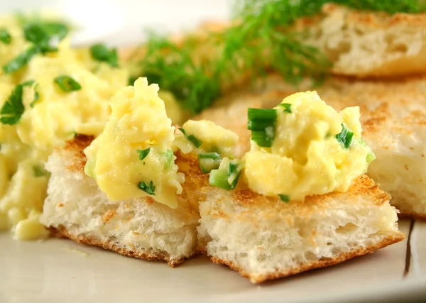 Scrambled Eggs On Toast — Stock Photo, Image