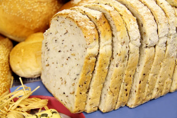 Разрезанный семенной хлеб — стоковое фото