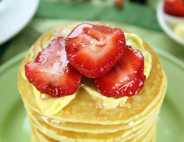 딸기 팬케이크에 — 스톡 사진