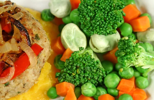 Kyckling patty med grönsaker Stockfoto