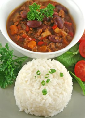 pirinç yığını chili con carne