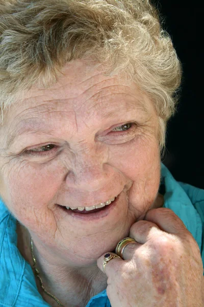 Смеющаяся старшая леди — стоковое фото