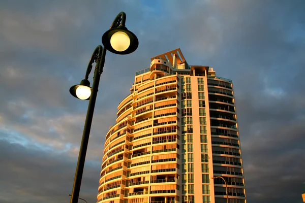 Apartment Tower And Streetlight — Stock Photo, Image