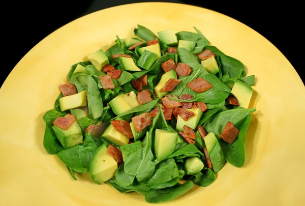 Salat mit Avocado und Speck — Stockfoto