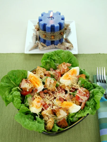 Sezar salatası ve mum — Stok fotoğraf