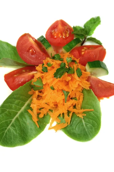 Салат из моркови и огурцов — стоковое фото