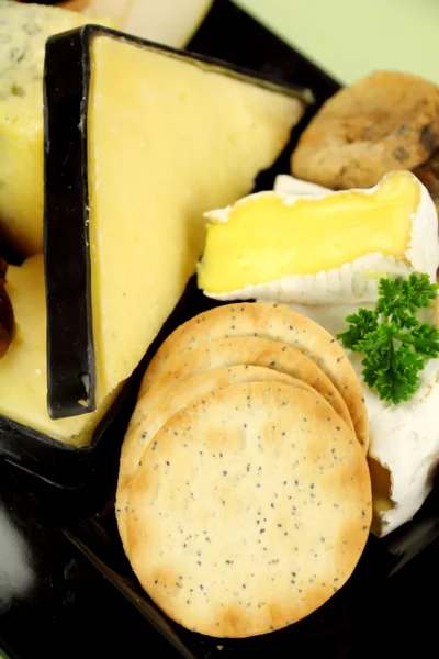 Крекеры и сыр — стоковое фото