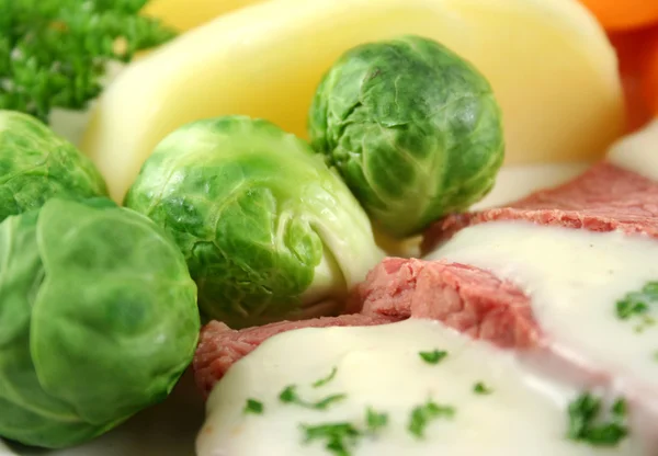 Brussels Sprouts And Corn Beef — Stock Photo, Image