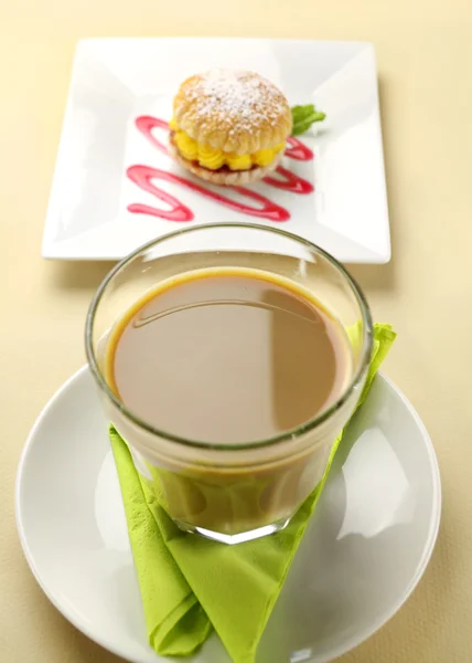 Kremalı turta ve kahve — Stok fotoğraf