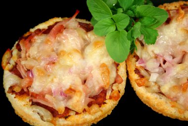 Jambonlu ve peynirli pizza 2 ısırıkları