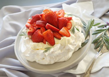 çilek pavlova