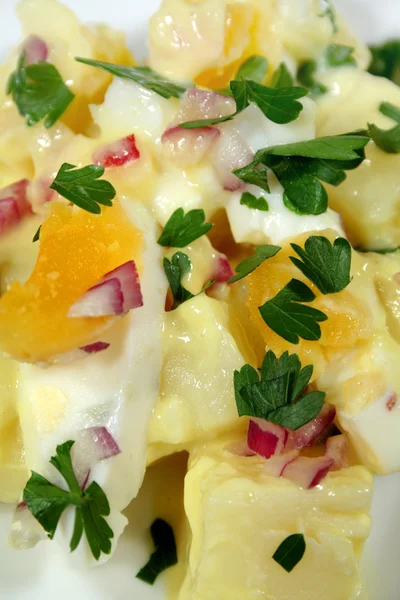 Sałatka z jajek i ziemniaków — Zdjęcie stockowe