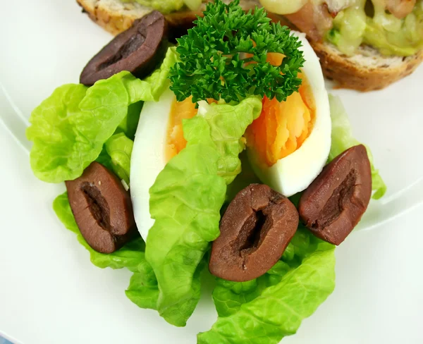蛋生菜、 橄榄 — 图库照片
