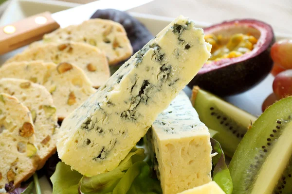 Сыр и фруктовое блюдо — стоковое фото
