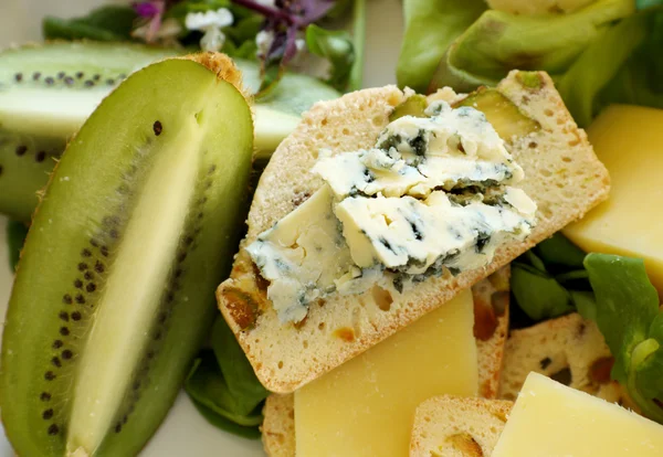 Mavi peynir ve kivi — Stok fotoğraf