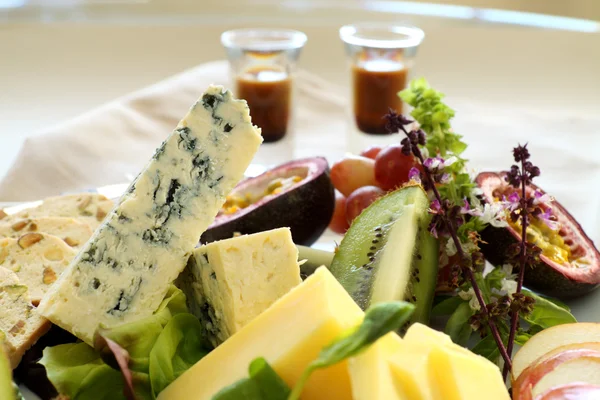 Mavi peynir ve kahve — Stok fotoğraf