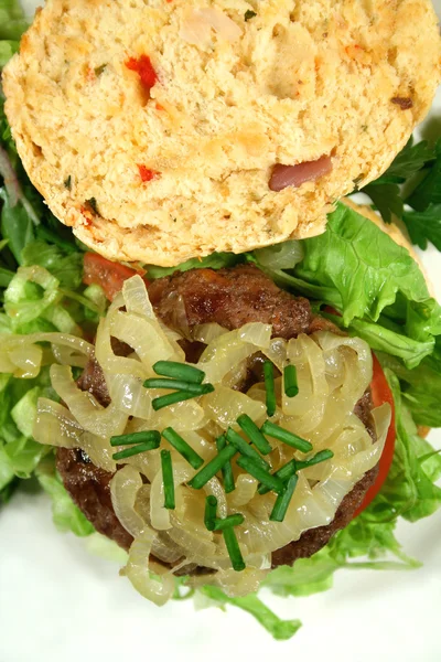 Gourmet burger wołowy na rolce zioło — Zdjęcie stockowe
