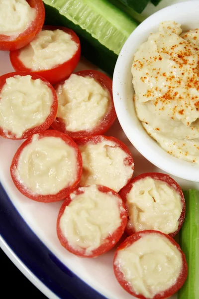 Doldurulmuş domates ve humus — Stok fotoğraf