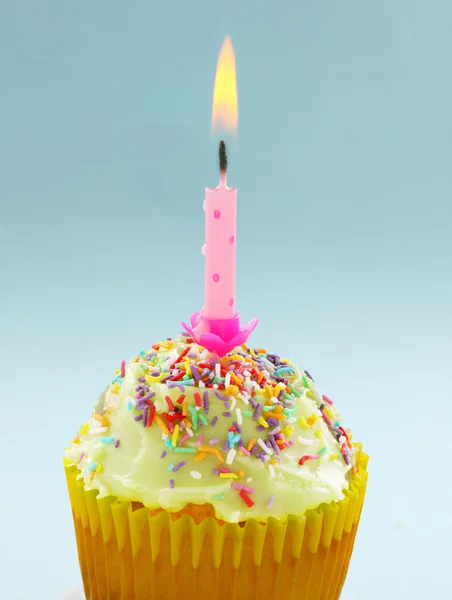 Doğum günü mumu fincan pastası — Stok fotoğraf