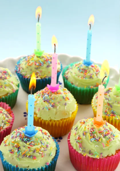 Doğum günü mumu fincan kek — Stok fotoğraf