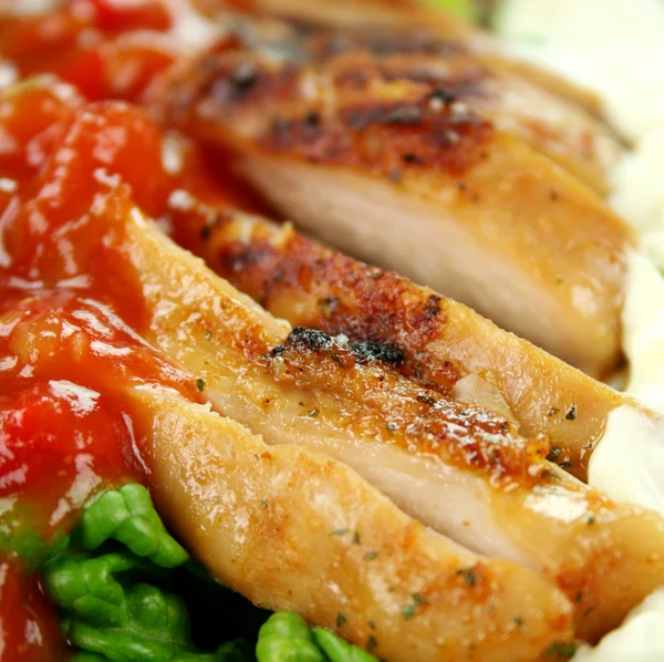 In Scheiben geschnittenes Huhn und Salsa — Stockfoto