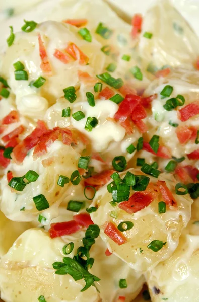 Aardappelsalade met spek en bieslook — Stockfoto