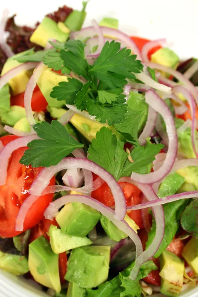 Senkrecht eines geworfenen Salats — Stockfoto