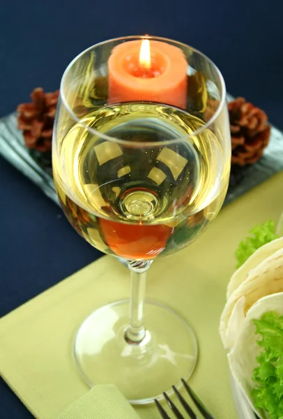 Witte wijn met kaars — Stockfoto