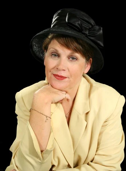 Zamyšlená žena v černém klobouku — Stock fotografie