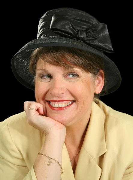 모자에 웃는 여자 — 스톡 사진