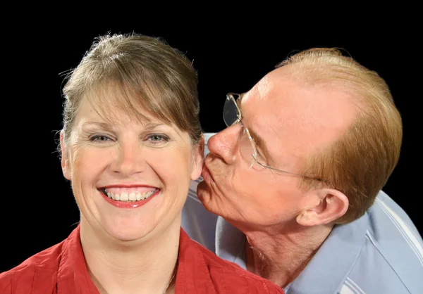 Муж среднего возраста целует жену — стоковое фото