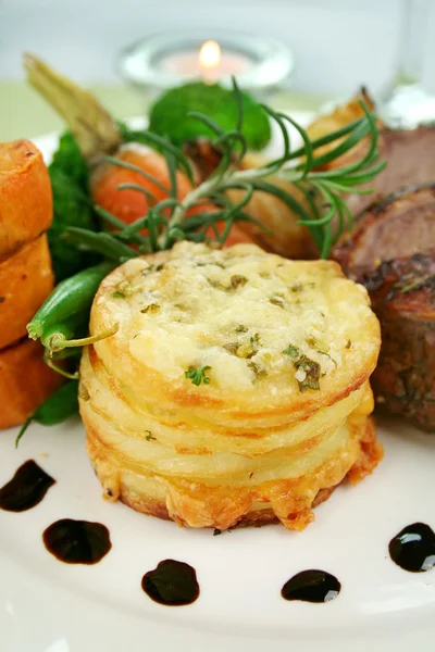 Картофель стек и запеченные овощи — стоковое фото
