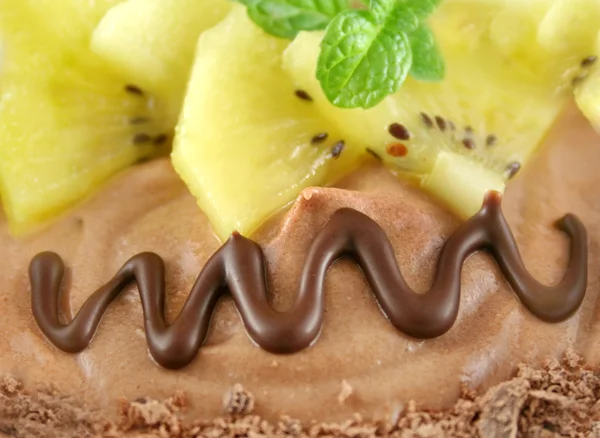 チョコレートのムースとキウイ フルーツ — ストック写真