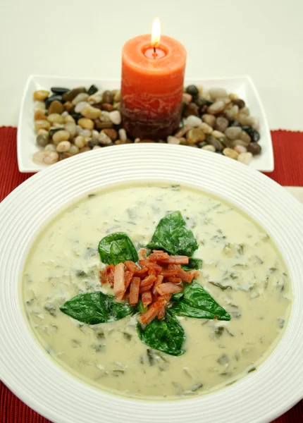 Špenátová polévka s svíčka — Stock fotografie