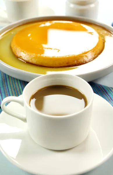 Кофе и крем-карамель — стоковое фото
