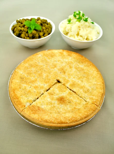 Családi méret marhahús Pie — Stock Fotó