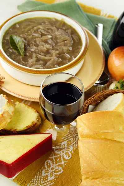 Vino rosso e zuppa di cipolle francesi — Foto Stock