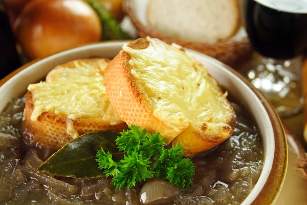 Чеддарские тосты в супе — стоковое фото
