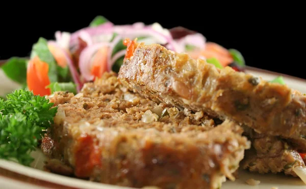 Мясной рулет и салат — стоковое фото