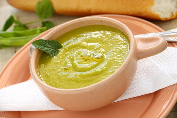 ミントとエンドウ豆のスープ — ストック写真