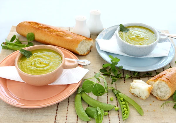 ミントとエンドウ豆のスープ — ストック写真