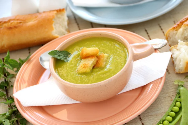 クルトンとエンドウ豆のスープ — ストック写真