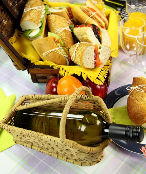 Vino y cesta de picnic —  Fotos de Stock