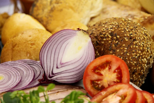 Kırmızı soğan ve ekmek — Stok fotoğraf