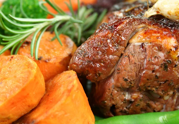 Geroosterd lamsvlees en groenten — Stockfoto