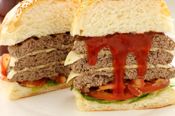 Potrójny Hamburger z ketchupem — Zdjęcie stockowe