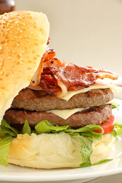 Dwupietrowy burger — Zdjęcie stockowe
