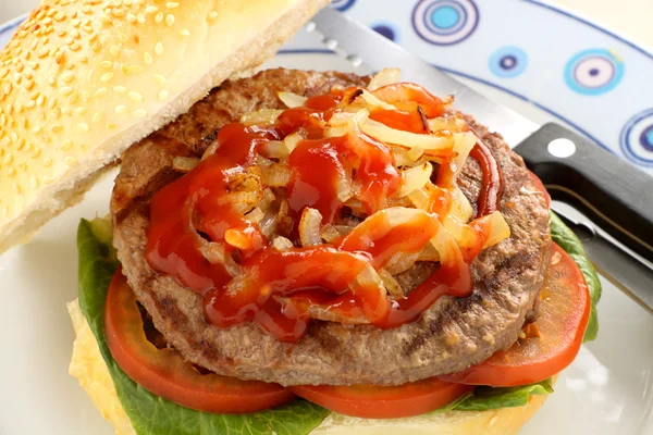 Onions On Beef Burger — Stock Photo, Image