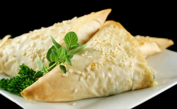 Beyaz peynir ve ıspanaklı üçgenler — Stok fotoğraf